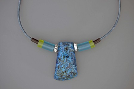 AGATE bleue facettée et caoutchouc sur cuir